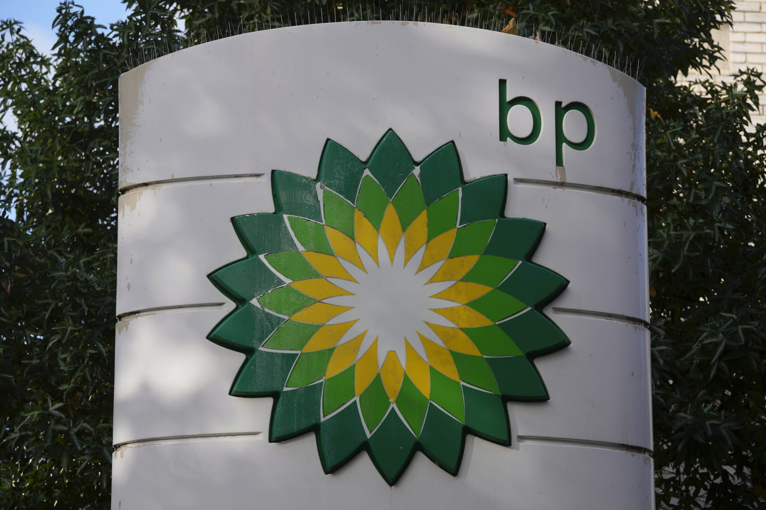 BP desacelera saída de mercado de petróleo após lucro recorde