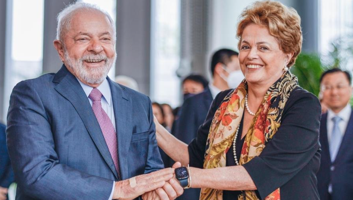 Lula empossa Dilma no banco dos Brics com discurso velho