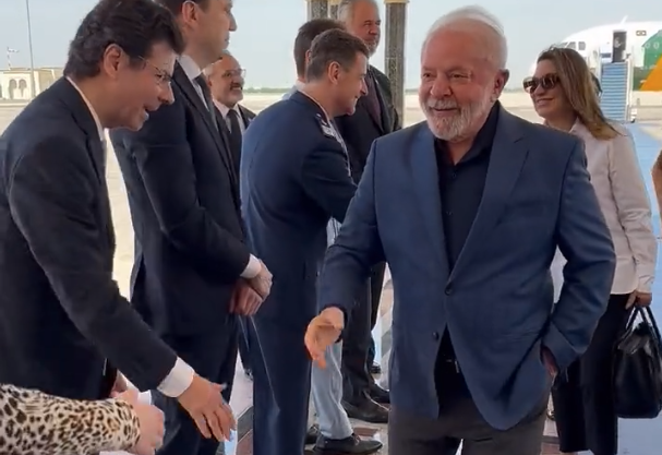 Lula chega aos Emirados Árabes para banquete com xeique