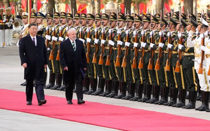 Lula se encontra com Xi Jinping e pede maior aproximação brasileira com China