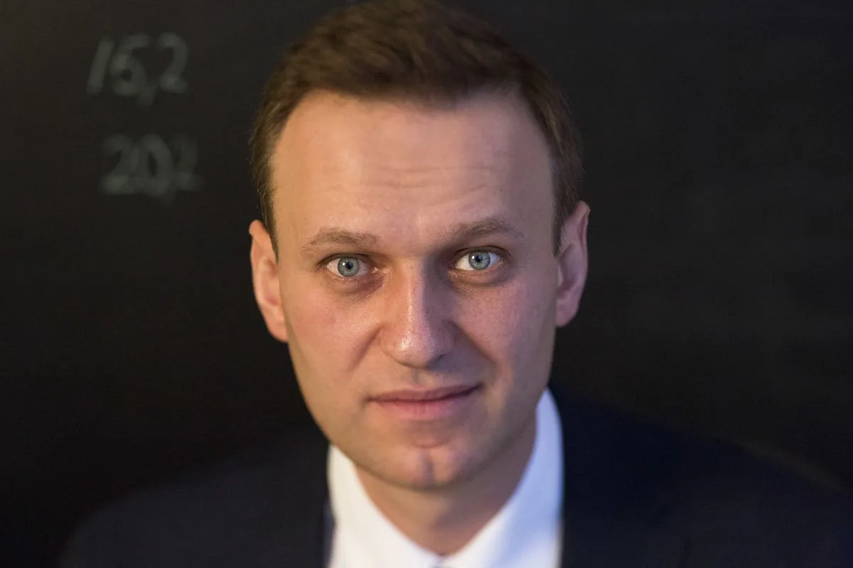 Crusoé: “Navalny envenenado de novo?”