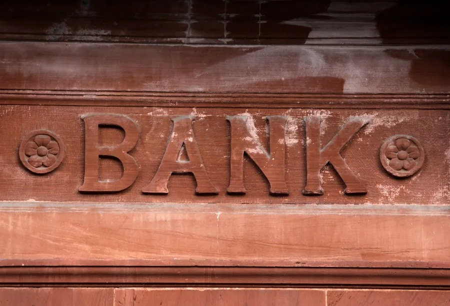 Diretora do Fed cita preocupação com declínio no número de bancos nos EUA