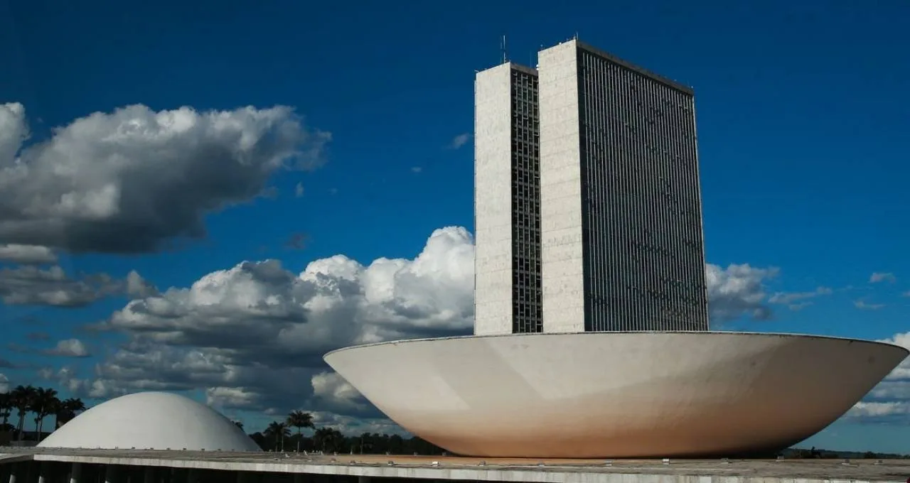 Arcabouço fiscal deve chegar ao Congresso no início da semana; veja o que movimenta Brasília