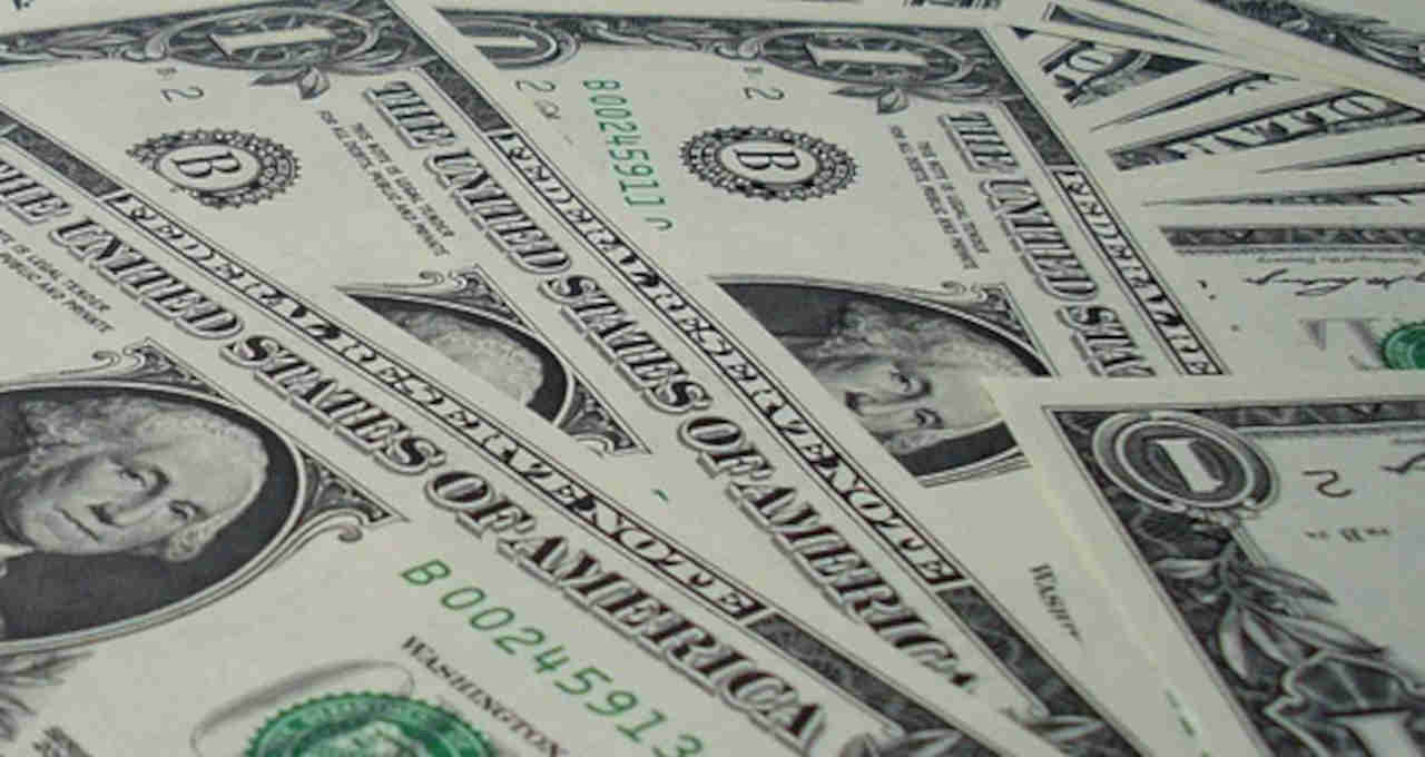 Dólar à vista fecha em baixa de 0,23%, a R$4,9162 na venda