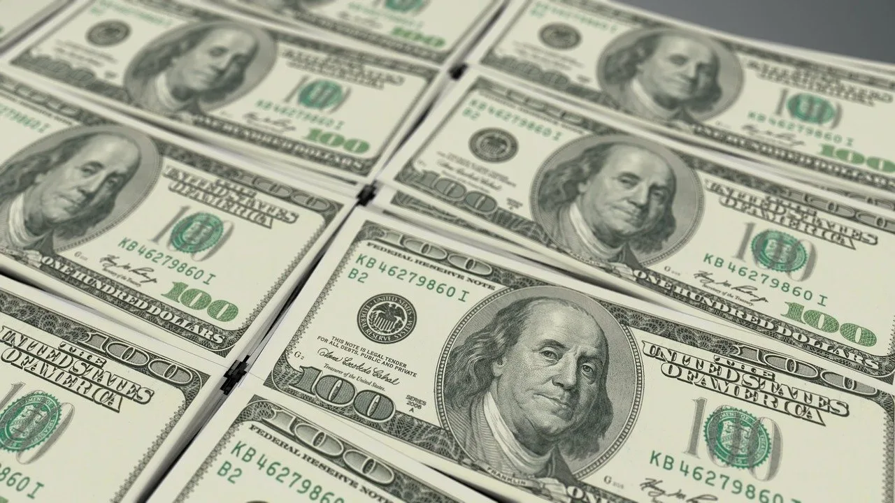 Dólar fecha a R$ 5 e cai mais de 5% em 2023: moeda deve seguir em baixa?