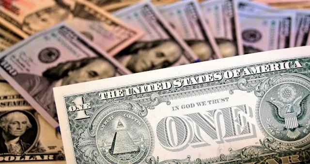 Dólar volta aos R$ 5,00 e tem menor valor em 10 meses. Vai cair mais?