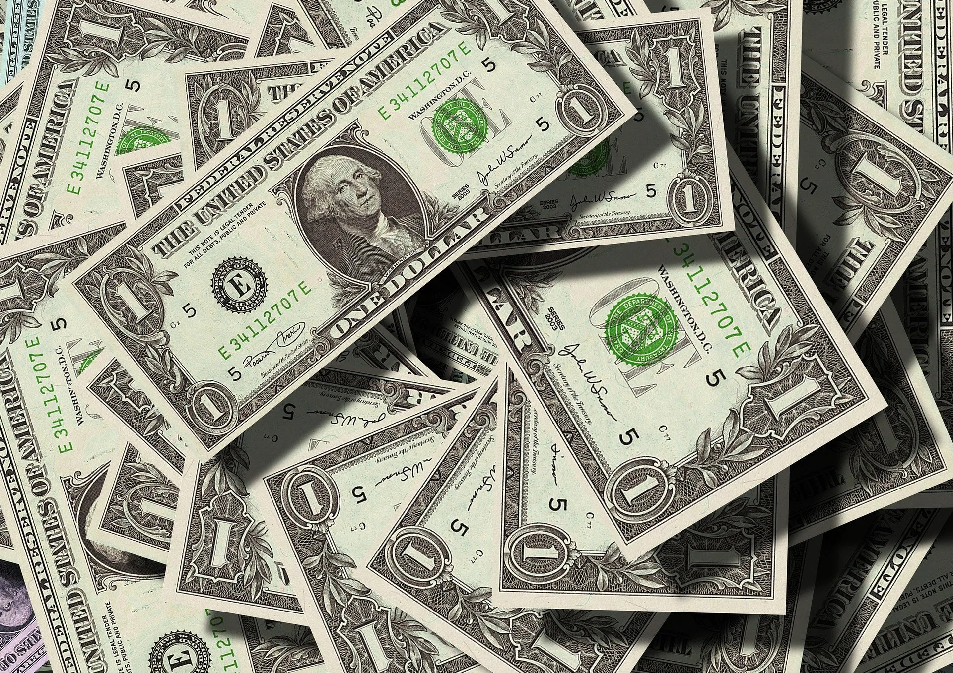 Dólar em queda aos R$ 5 ajuda ou atrapalha investimento no exterior? Confira o que fazer agora