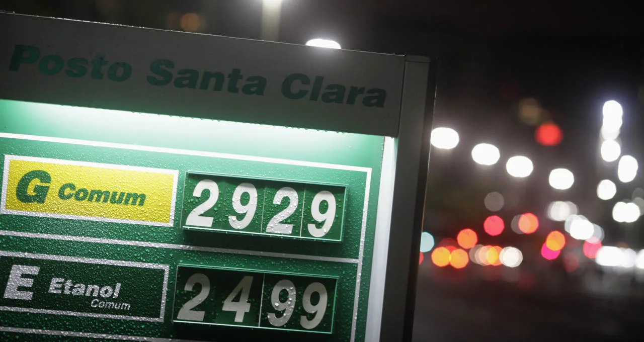 Gambiarra no preço da gasolina não compensou volta dos impostos; entenda