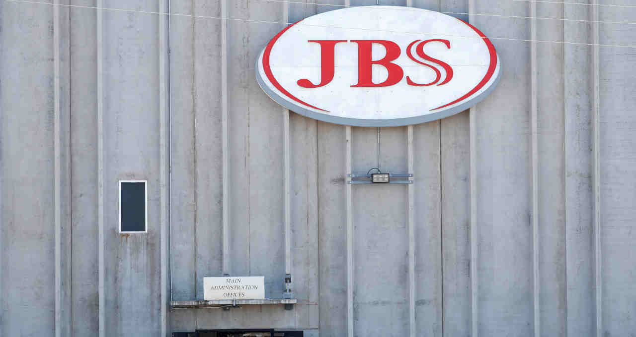 JBS (JBSS3) ainda vale compra? Banco vê desafios em 2023; ação cai 2,93%