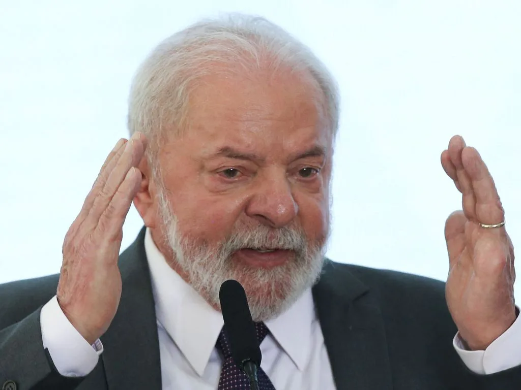 Lula questiona dólar como padrão e defende moeda alternativa para trocas comercias entre os Brics