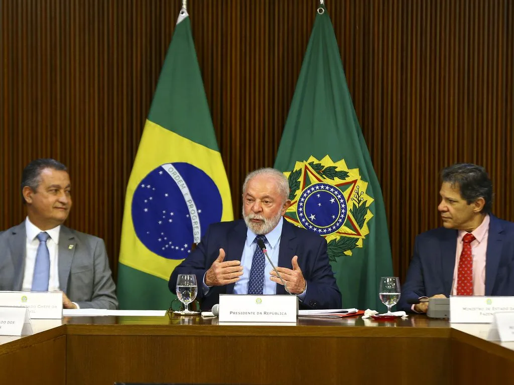 Aos 100 dias de governo, 39% classificam gestão de Lula como ótima ou boa, diz Ipec