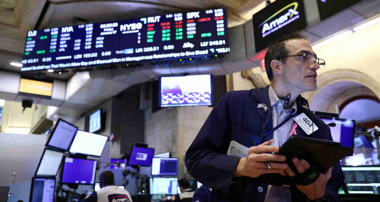Wall Street abre em baixa com dados de vendas no varejo compensando balanços