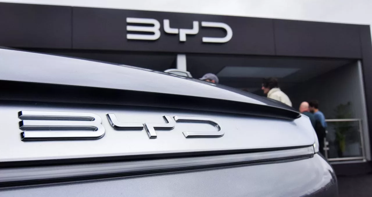 Aposta de Buffett contra Tesla; BYD domina mercado brasileiro e tem lucro crescente