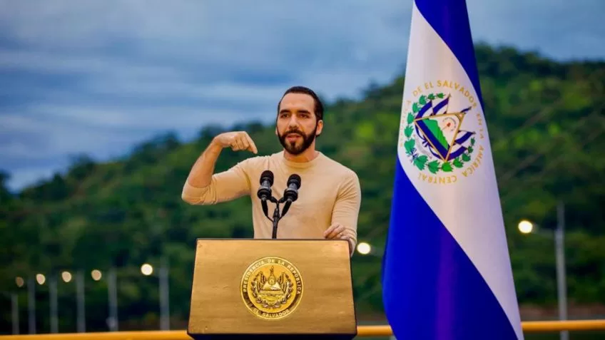 Presidente de El Salvador ironiza Petro sobre avanço da direita