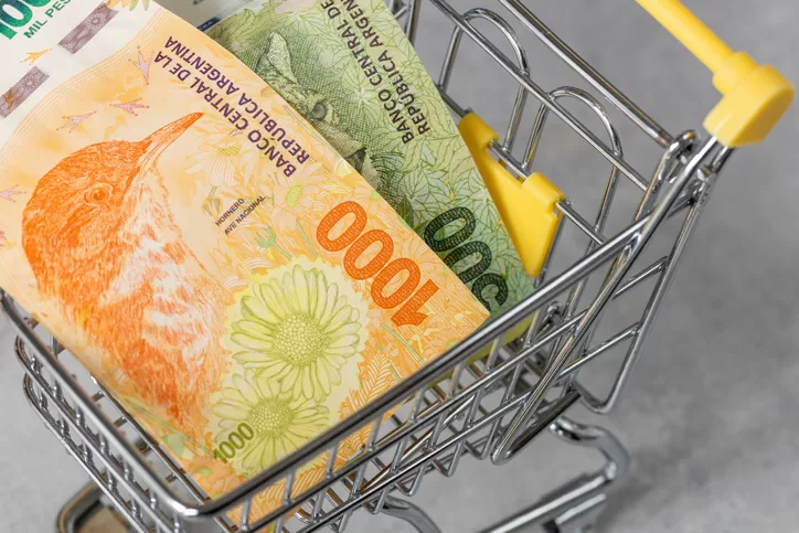 Argentina anuncia taxa oficial de câmbio de 800 pesos por dólar e corte de gastos