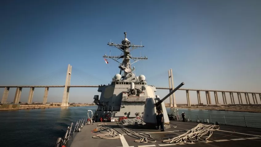 EUA apuram ataque a navios militar e comercial no mar Vermelho
