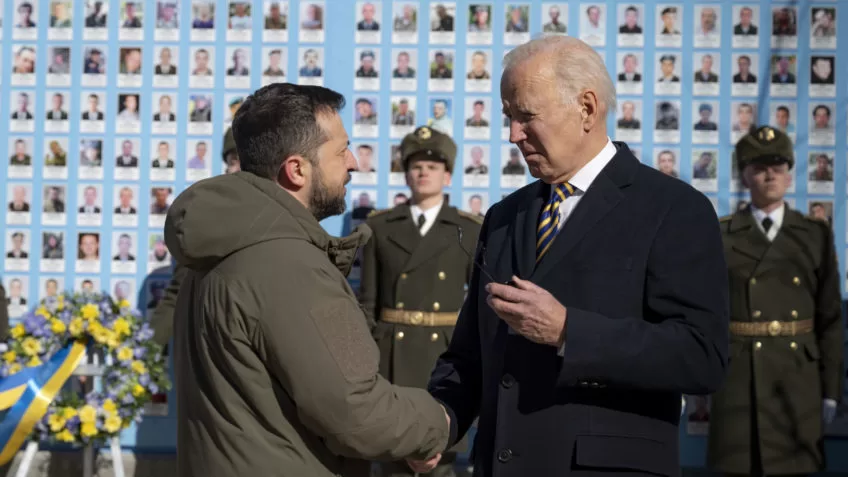 Biden diz a Zelensky que apoiará Ucrânia na guerra “enquanto der”