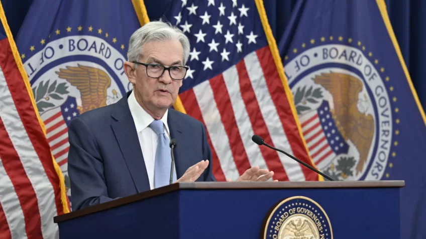 Risco de Fed desacelerar economia está “mais equilibrado”, diz Powell