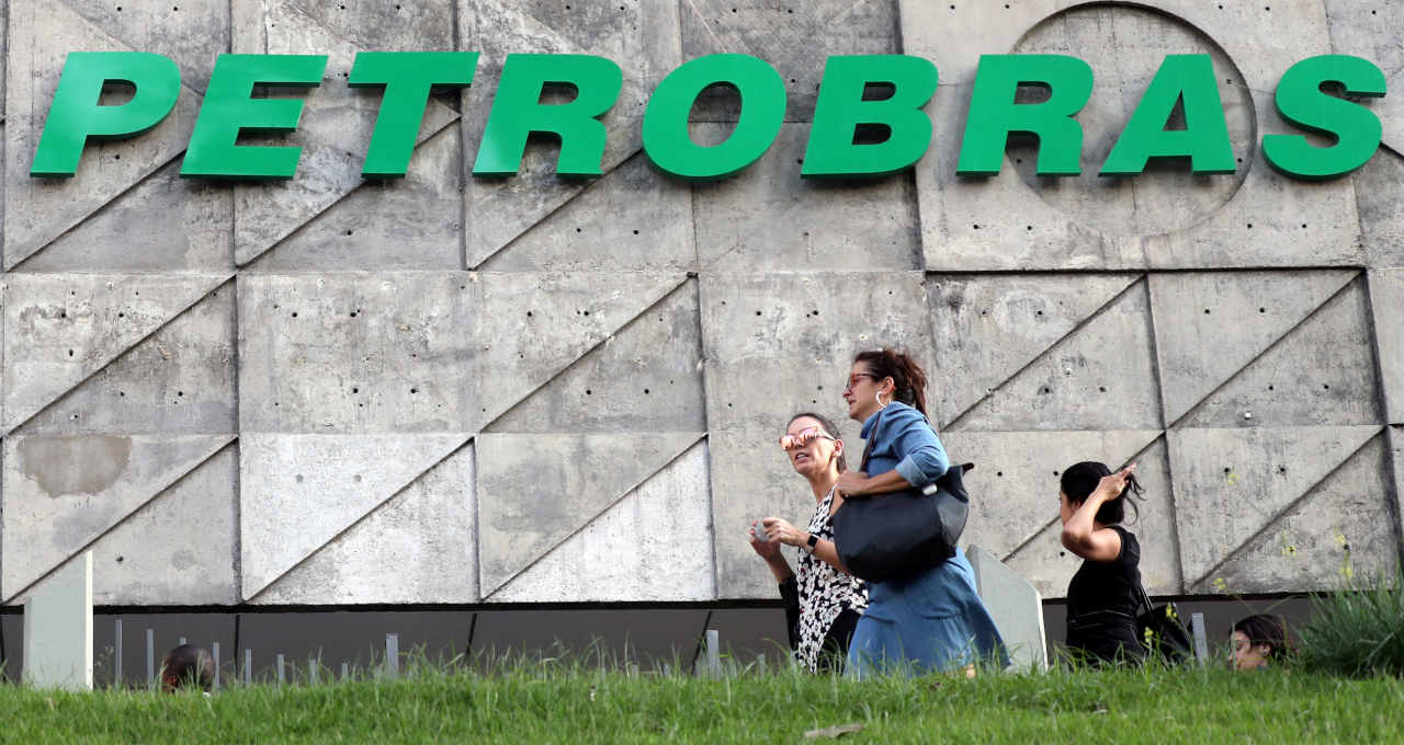 Efeito S&P: Petrobras (PETR4) e outras empresas têm notas de crédito elevadas após Brasil
