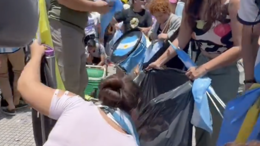 Apoiadores de Milei limpam Praça de Maio após posse