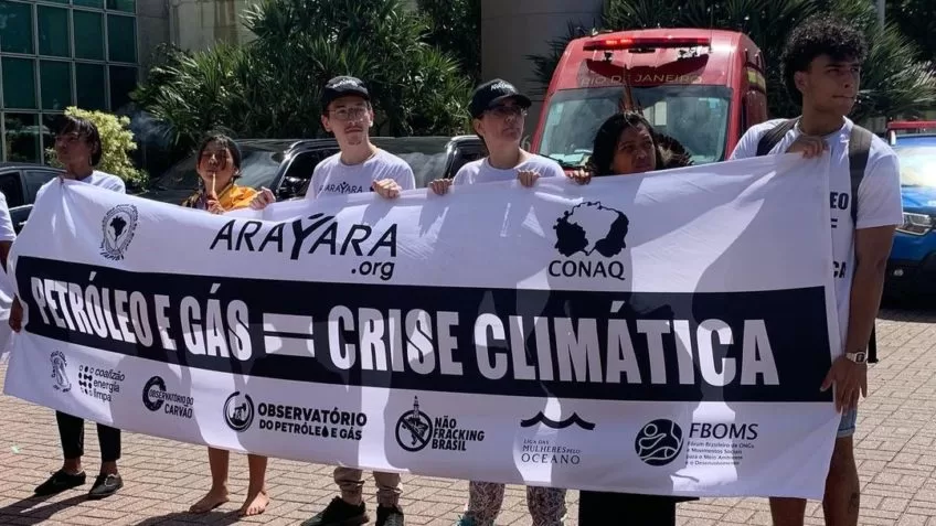 Ambientalistas protestam contra leilão de áreas de petróleo