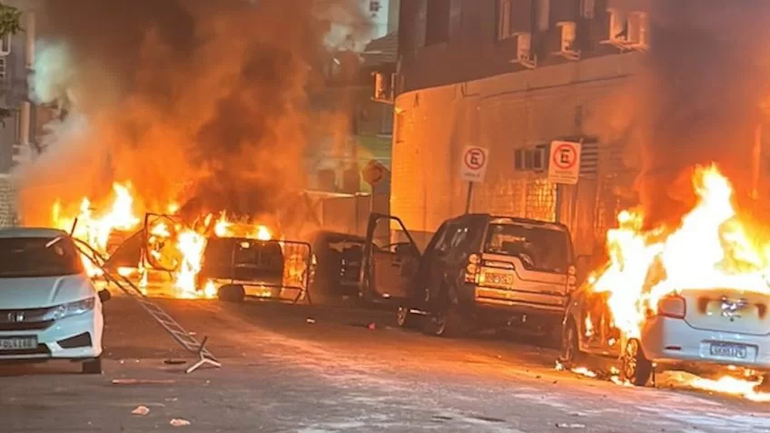 Torcedores do Santos queimam carros e ônibus após rebaixamento