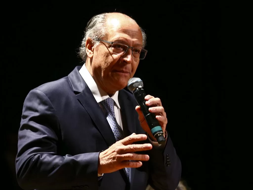 Regulamentação da reforma tributária deve ser enviada ao Congresso até março, diz Alckmin