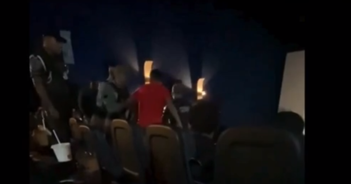 Jovens são expulsos do cinema por usar drogas durante filme de Bob Marley