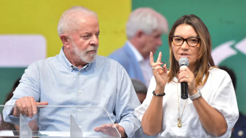 Lula cede microfone e Janja discursa sobre distribuição de absorventes