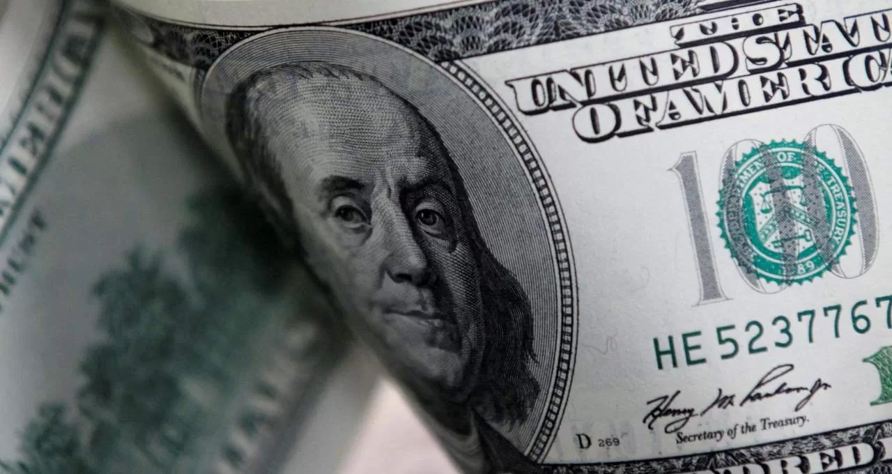 Dólar tem leve queda de olho em perspectiva de juros e antes do Carnaval