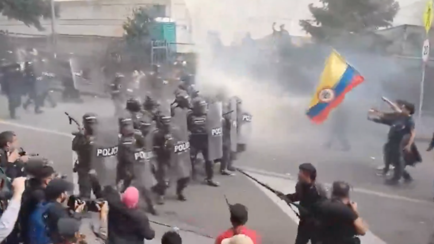 Manifestantes protestam em frente à Suprema Corte da Colômbia