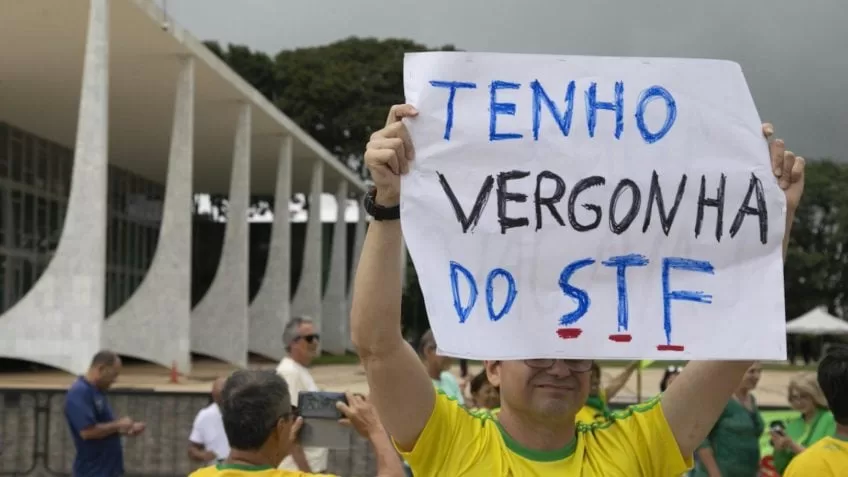 Brasileiros se dividem ao meio sobre se Bolsonaro está sendo perseguido