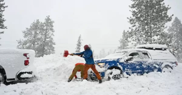Tempestade de neve na Califórnia fecha estações de esqui
