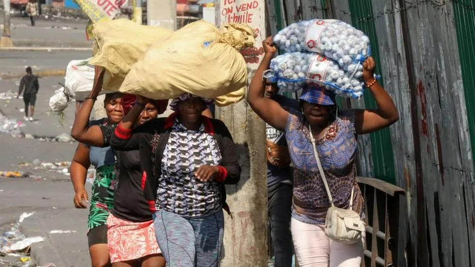 Incêndios em delegacias de polícia de Porto Príncipe aumentam tensão no Haiti