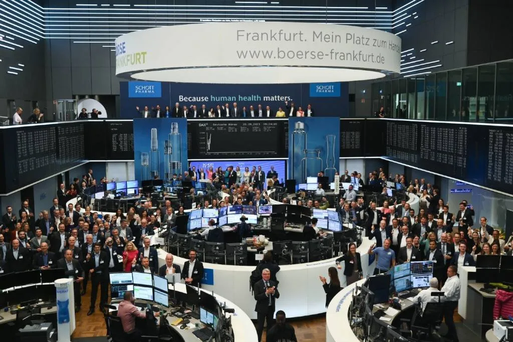 Bolsas da Europa sobem puxadas por Frankfurt após dado de confiança; marcas de luxo punem Paris