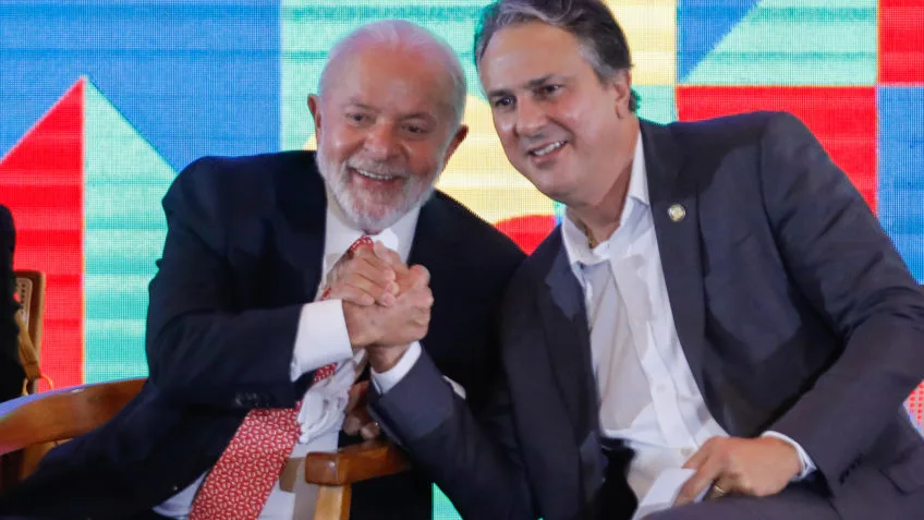 Lula entrega cartões a alunos do Pé de Meia e defende investimentos