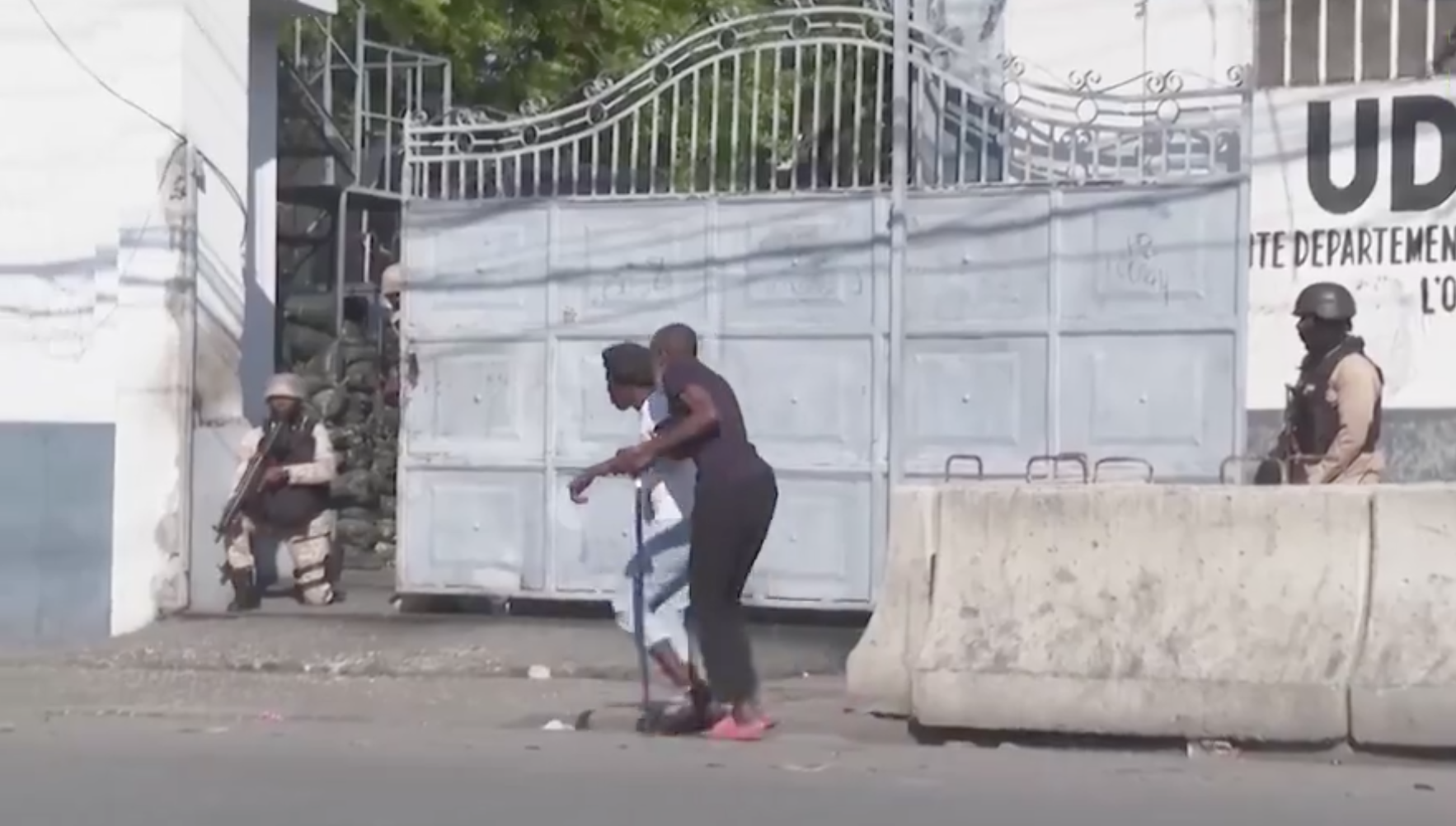 Após fuga em massa, Haiti decreta estado de emergência e toque de recolher