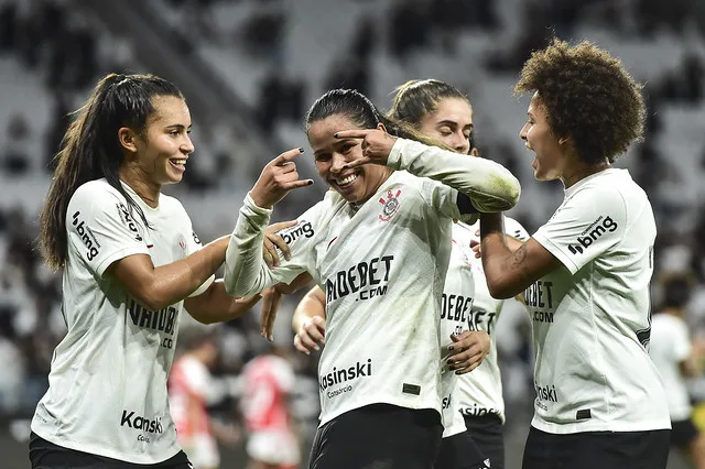 Brasileiro Feminino: Corinthians vence o Inter e segue líder com 100%