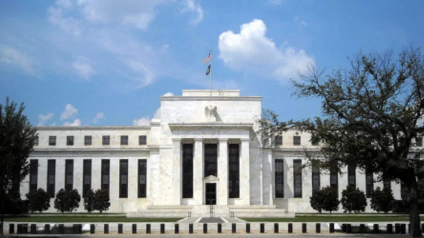 Dirigente do Fed reforça pessimismo com redução de juros nos EUA