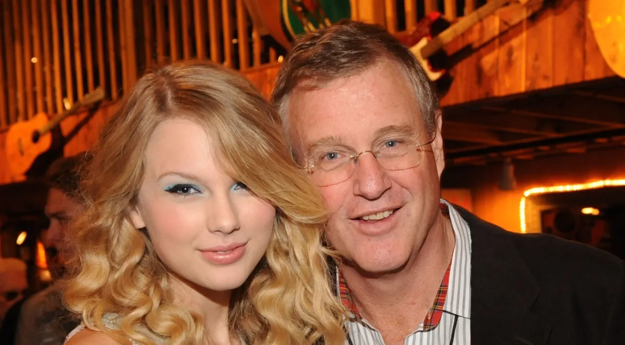 Pai de Taylor Swift está livre de acusações após confronto com paparazzi
