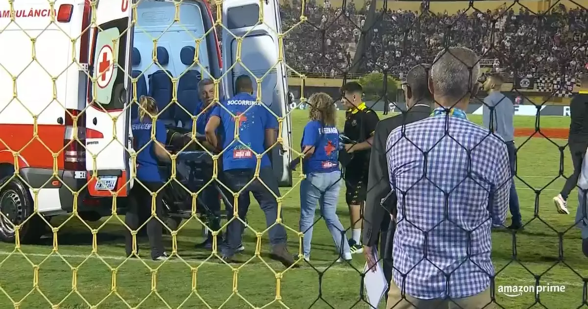 Jogador do São Bernardo sai de ambulância após choque de cabeça