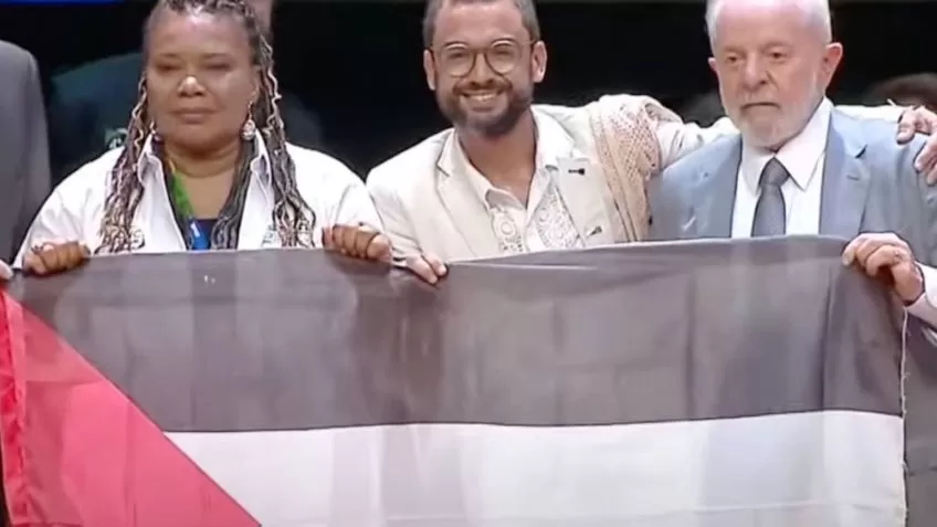 Lula tira foto com bandeira da Palestina em conferência de cultura