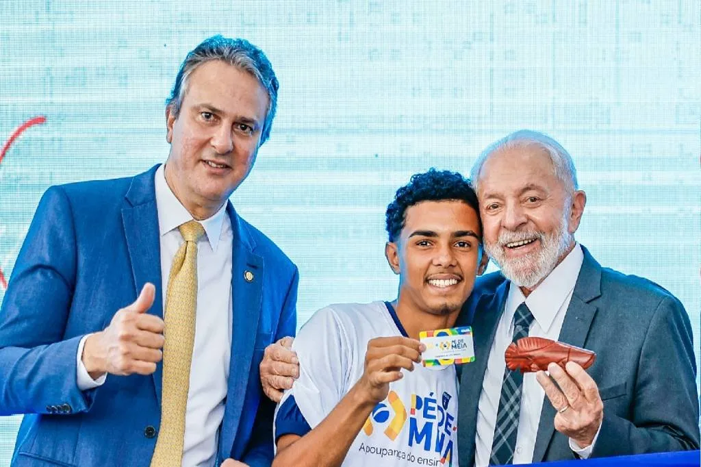 Lula entrega cartões de 1ª parcela do Pé de Meia e defende investimentos na educação