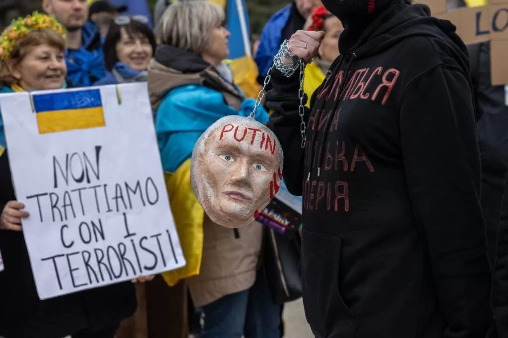 Diáspora russa em Berlim protesta contra Putin pedindo democracia e paz