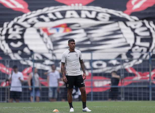 Após 10 meses, Paulinho é relacionado pelo Corinthians para um jogo oficial