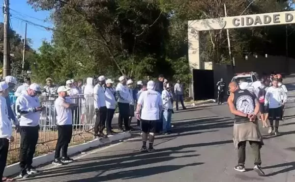 Torcida do Galo faz protesto no CT e cobra Hulk e Felipão