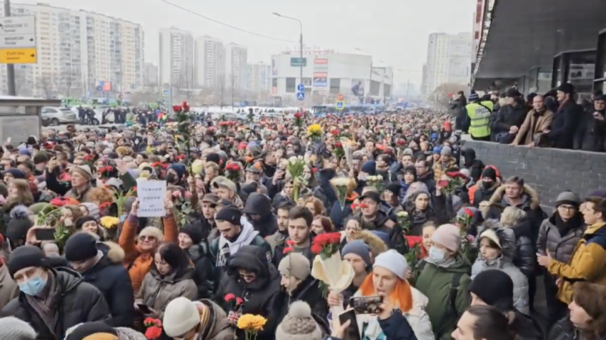 Milhares comparecem ao funeral de Navalny em Moscou