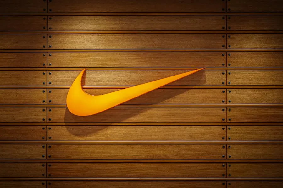 Nike tem vendas estáveis no trimestre fiscal até fevereiro; ação cai forte em NY
