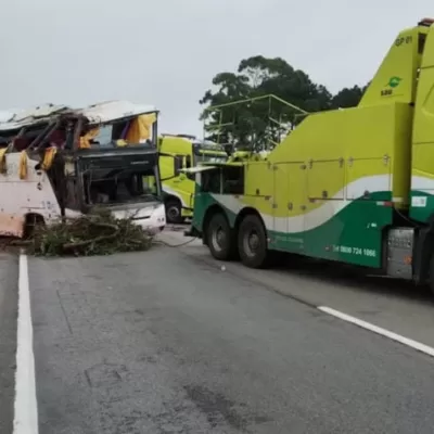 Ônibus tomba perto de Pelotas (RS) e deixa 2 mortos e 40 feridos