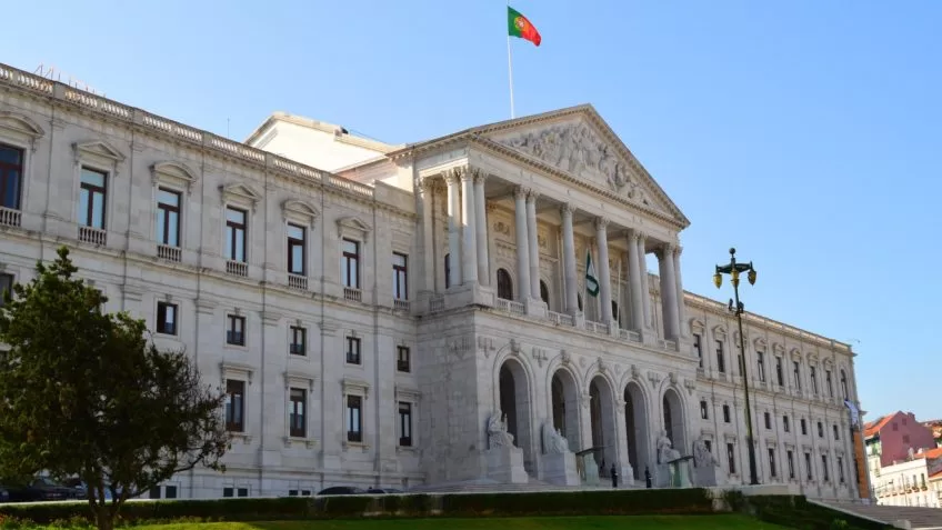 Eleição de Portugal tem disputa acirrada entre direita e esquerda